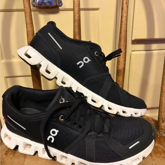 On Running Shoes - On Running women Black and White Athletic Shoes